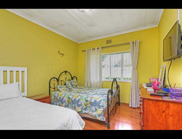 4 BEDROOM FREEHOLD FOR SALE IN BRAMLEY